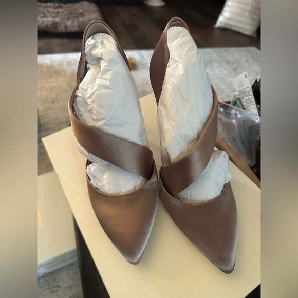 NWT - VINCE CAMUTO WARM TAUPE DELUXE SATIN STYLE IM-OYA —w/ORIGINAL BOX - Picture 2 of 7